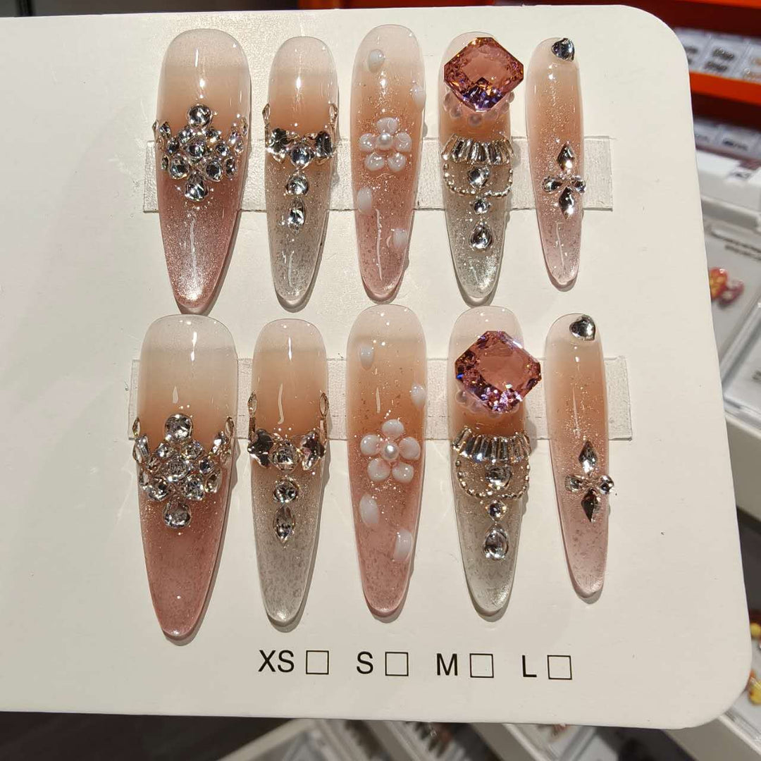 Elegantes Press-On Nageldesign-Set mit Edelsteinverzierungen