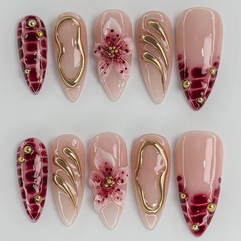 Kreatives Kunstnagelset mit floralen Verzierungen und glamourösen Akzenten Karnz