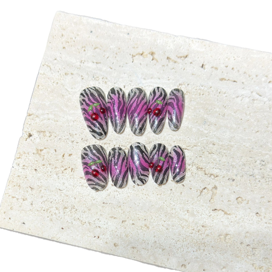 Künstlerisches Press-On-Nägel-Set mit Zebra- und Kirschdesign