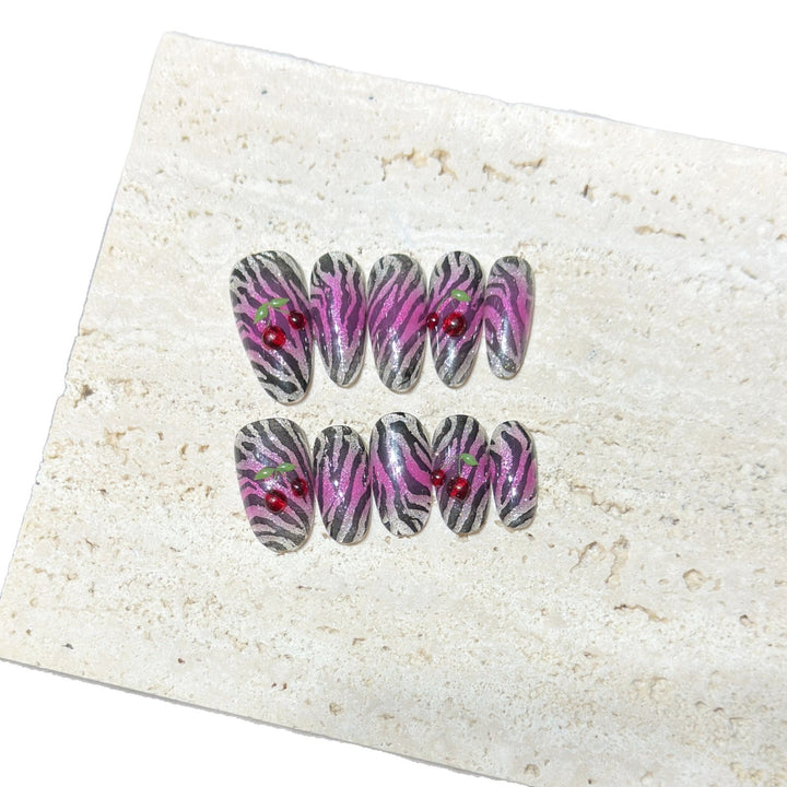 Künstlerisches Press-On-Nägel-Set mit Zebra- und Kirschdesign