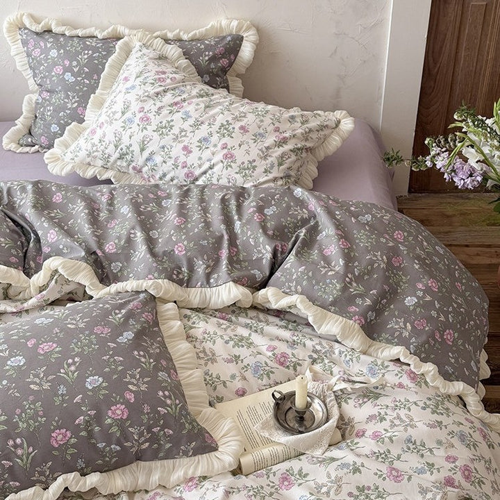 Wendbare Steppdecke im Vintage‑Botanik‑Design mit Volant und passenden Kissenbezügen
