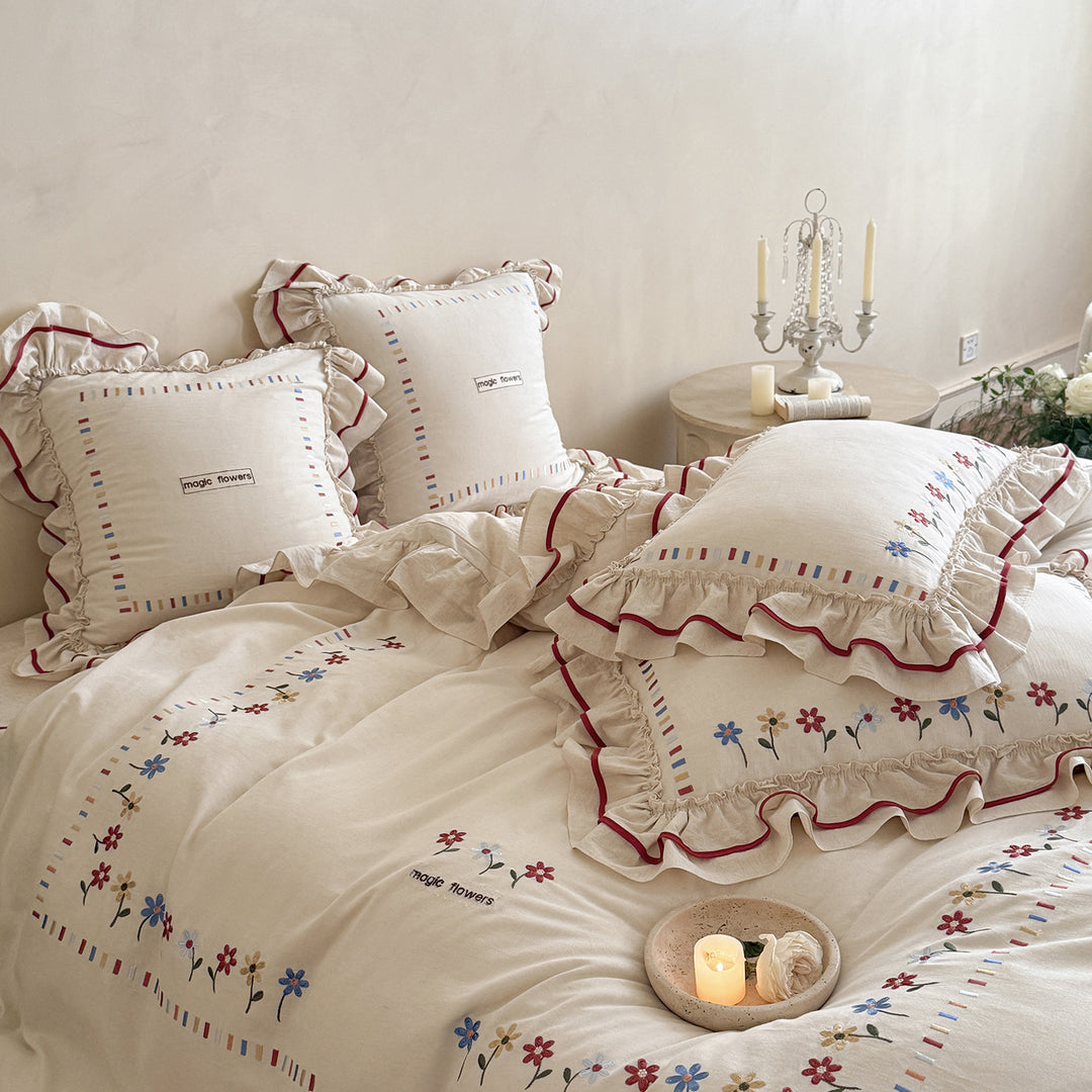 Boho-inspiriertes Bettwäsche-Set aus Bio-Baumwolle mit Volant und Blumenstickerei