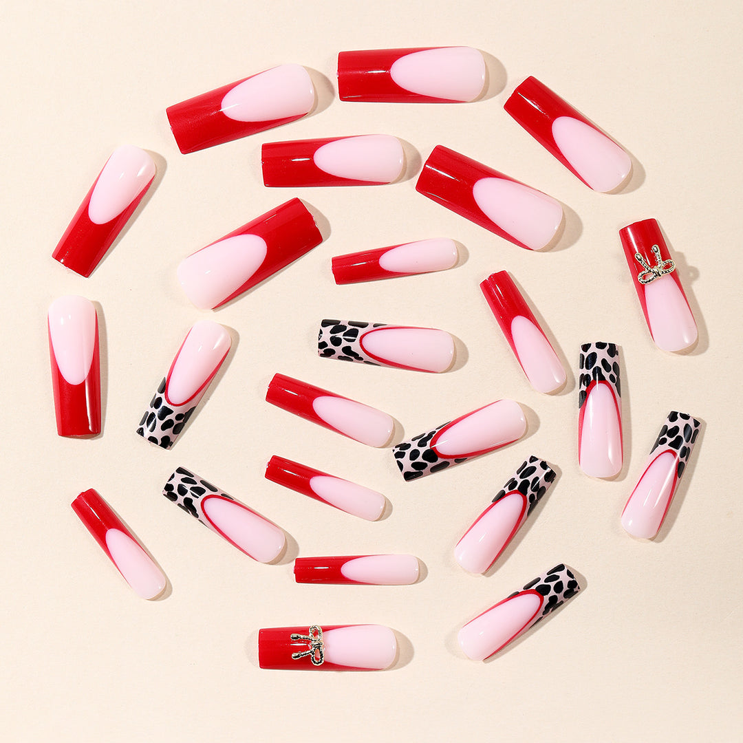 Stylische Acryl-Nagelerweiterungen mit Schleife und Leopardenmuster Karnz