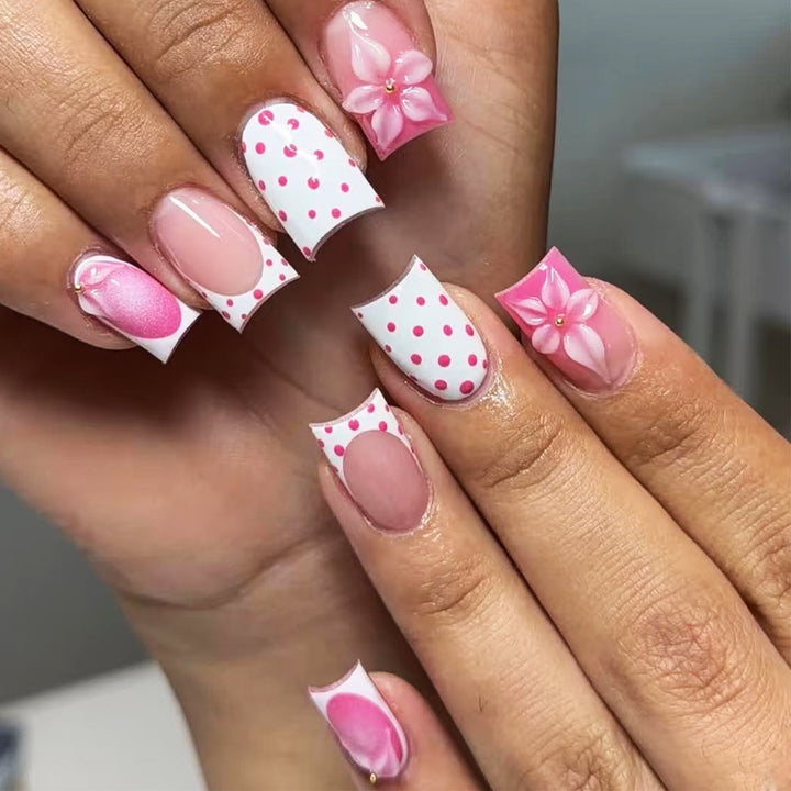 Künstliche Nagelkunst mit trendy Blumendekor und Punkten Karnz