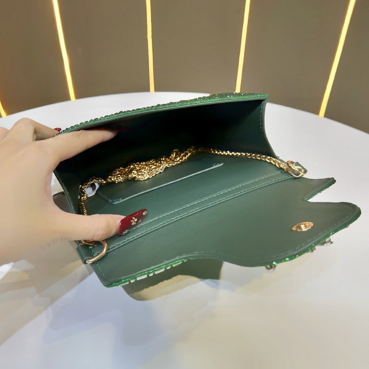 Glänzende, mit Kristallen verzierte Abend-Clutch