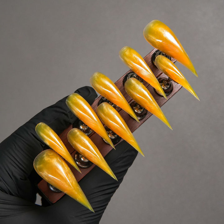 Stiletto-förmige Press-On-Nagelspitzen mit glänzendem Finish