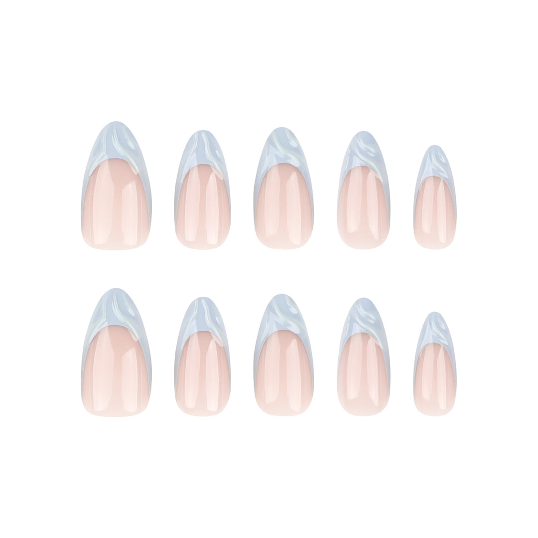Elegante Nagelverlängerungen mit kreativem Wellendesign Karnz
