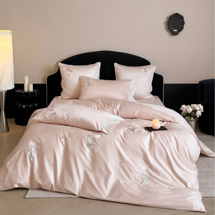 Luxuriöses Satin-Bettwäsche-Set mit feiner Blumenstickerei Karnz