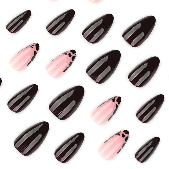 Kunstvolle Stiletto-Nägel mit elegantem Design und glänzendem Finish Karnz