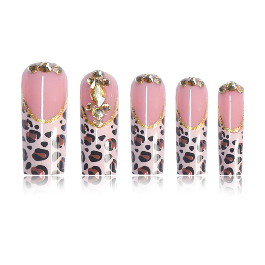 Künstlerisches Leopard-Print Press-On Nageldesign Karnz