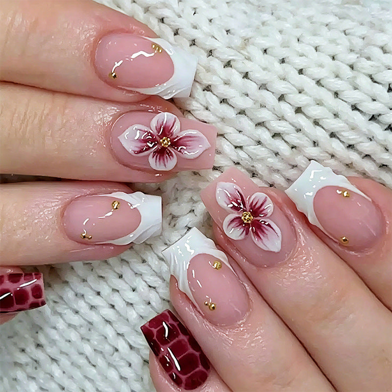 Exklusive Kunstnägel mit elegantem Tiermotiv und Glitzerakzenten Karnz