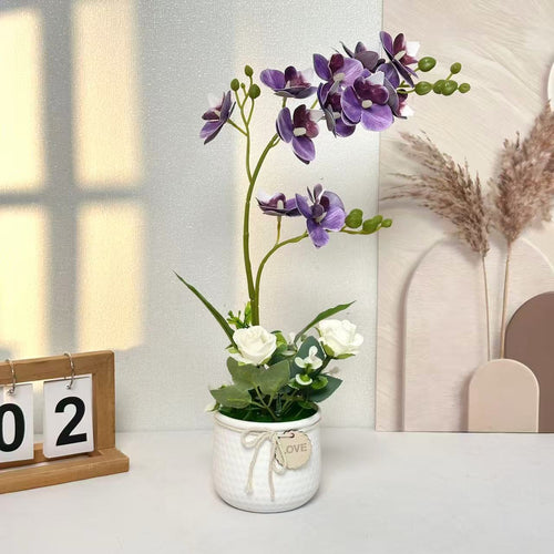 Lebensechte Orchideen- und Rosenblumenarrangement