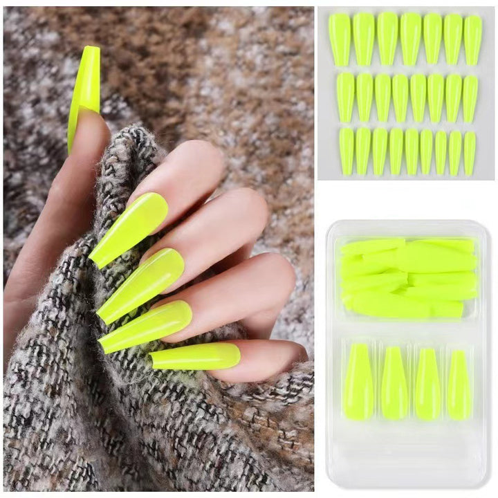 Kunstnagelset mit hochglänzenden spitzen Nägeln Karnz