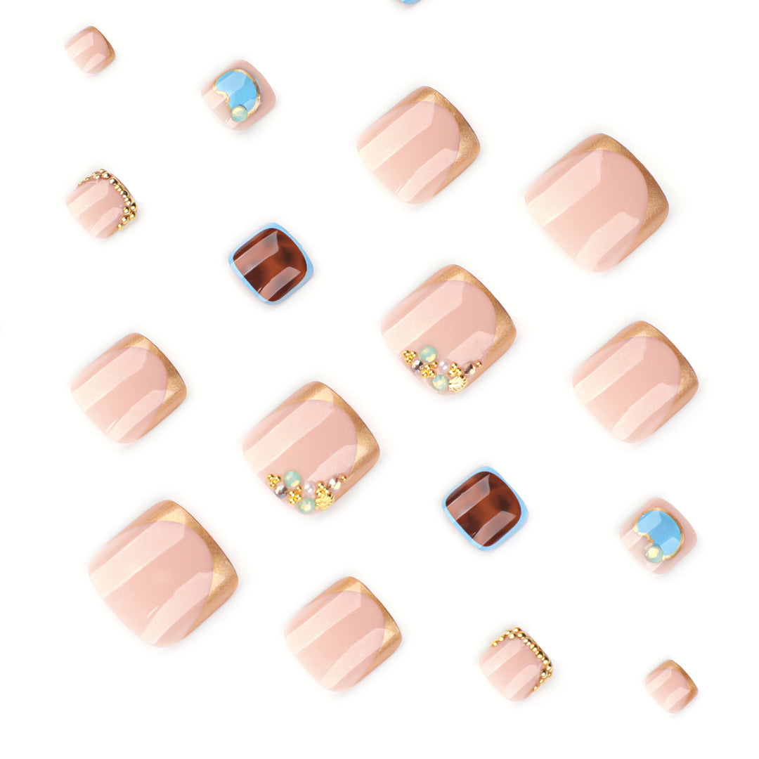 Kunstvolle Fußnagelkunst mit elegantem Gold-Design Karnz