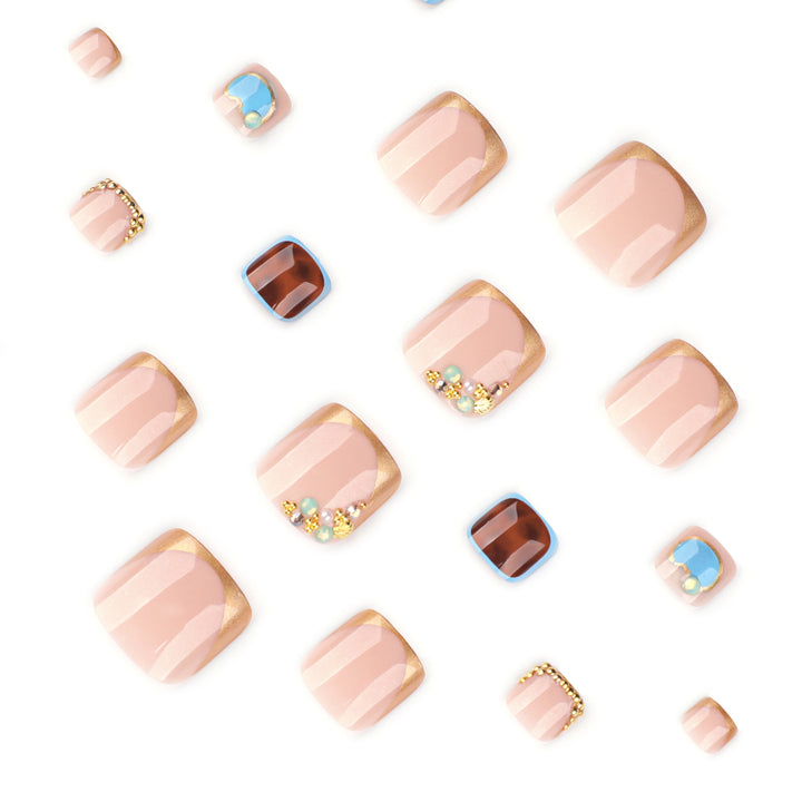 Kunstvolle Fußnagelkunst mit elegantem Gold-Design Karnz