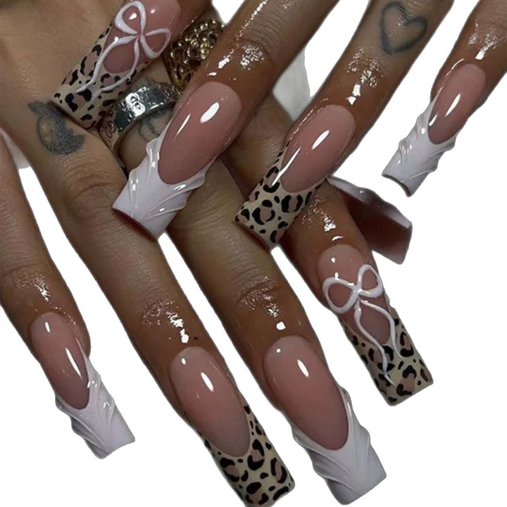 Elegante florale Acrylnageldesign-Verbesserungen Karnz