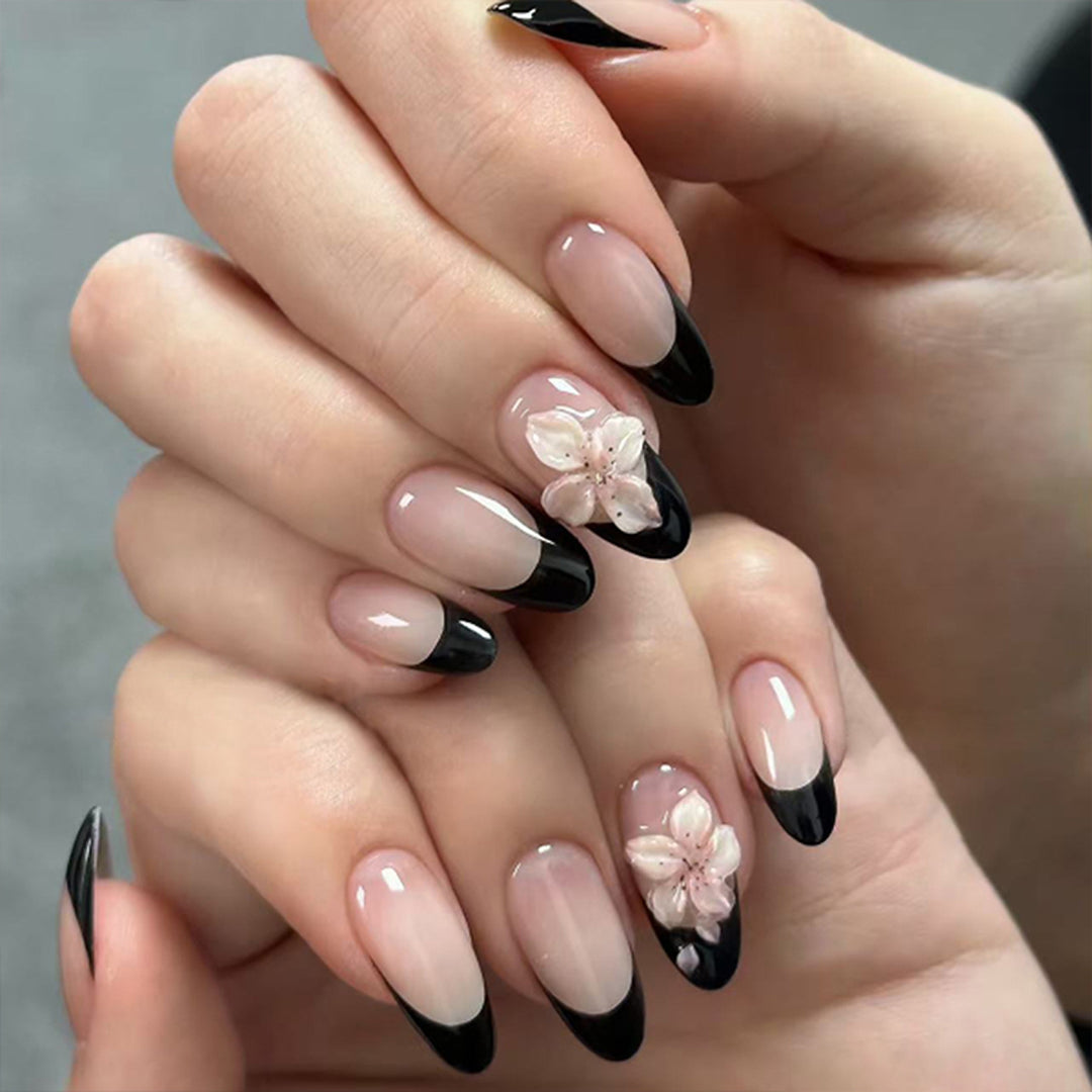 Elegante Nagelkunst mit Blütenakzenten Karnz