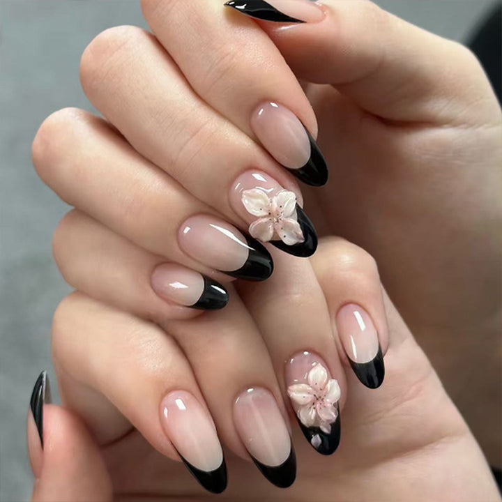 Elegante Nagelkunst mit Blütenakzenten Karnz