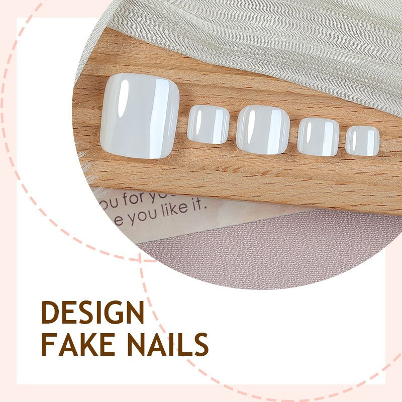 Künstliches Nagel-Set mit eleganten French-Tips Karnz