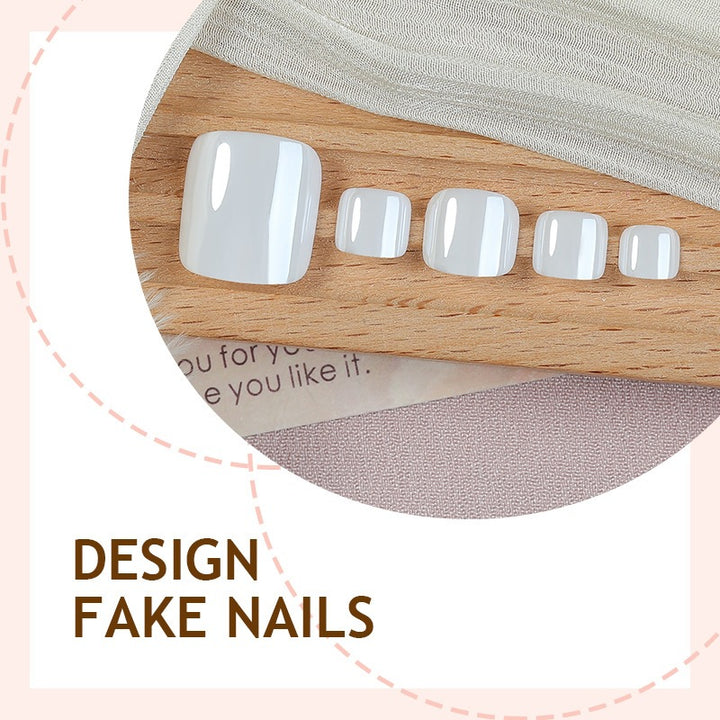 Künstliches Nagel-Set mit eleganten French-Tips Karnz