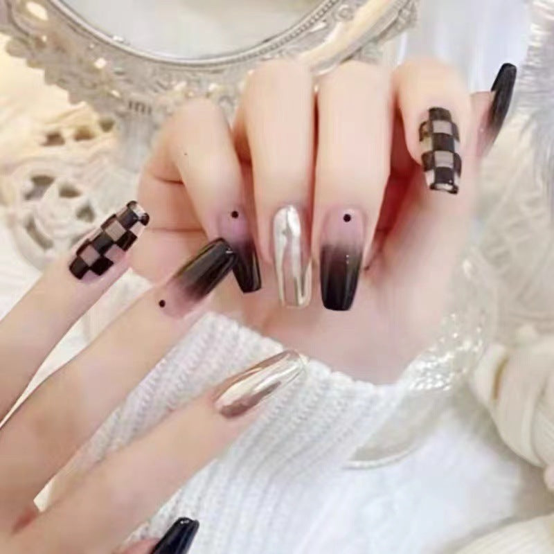 Kunstnagelset mit grafischen Mustern und elegantem Finish Karnz