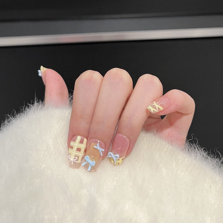 Dekorative Press-On Nagelkunst-Set mit charmantem Schleifen- und Musterdesigns Karnz