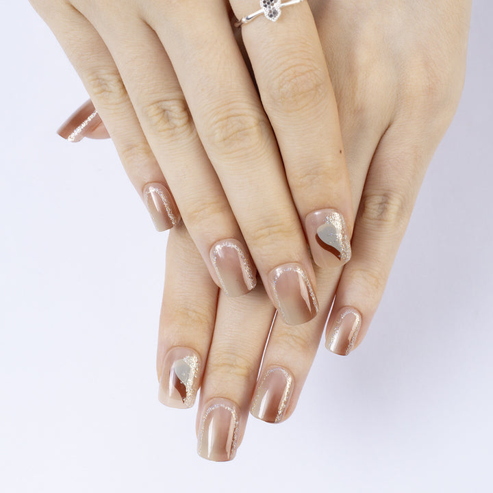 Elegante Nagelkunst mit Glitzer und Stilvollen Akzenten Karnz