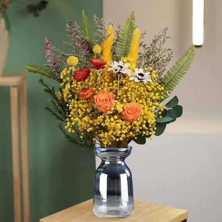 Dekorativer Trockenblumenstrauß Arrangement