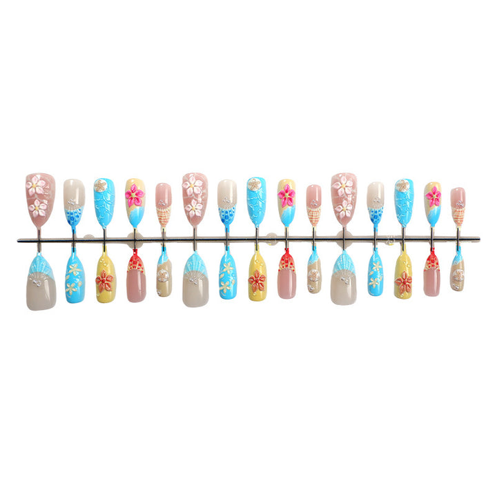 Elegantes Kunstnagelset mit floralen Details und Glitzerakzenten Karnz