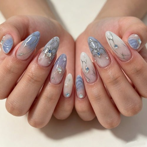Künstlerisches Press-On-Nageldesign mit floralen und Schmuckakzenten Karnz
