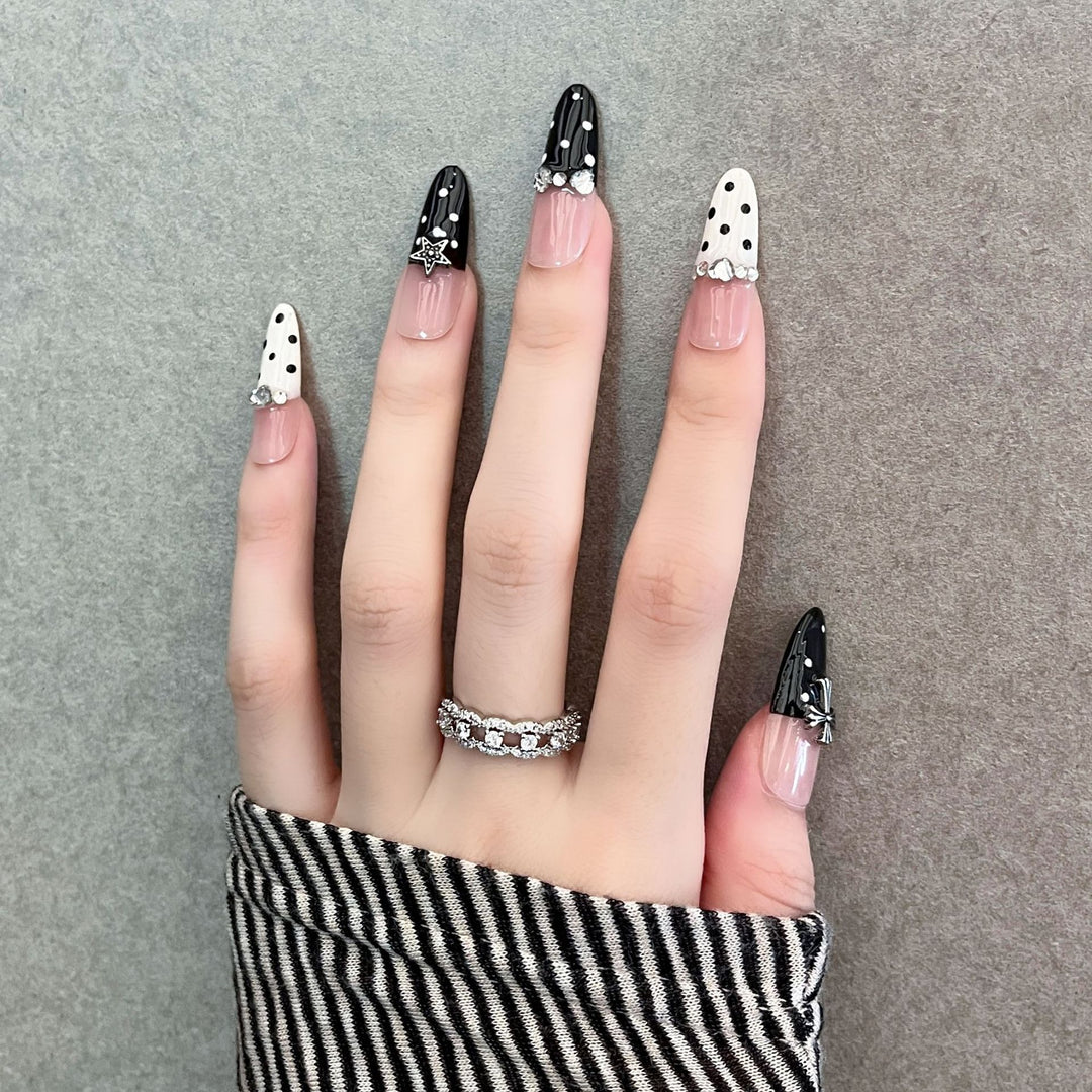 Elegante dekorative Press-On-Nagelerweiterungen Karnz