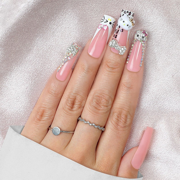 Glamouröses Kunstnagelset mit funkelnden Strassverzierungen und kreativen Tiermotiven Karnz
