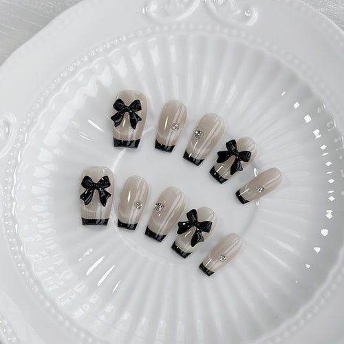 Dekoratives Press-On-Nagelset mit Schleife und Strassakzenten