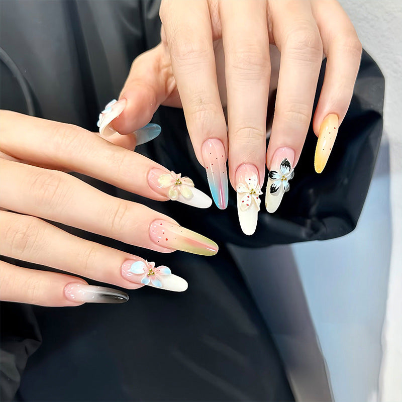 Kunstnagelset mit floralen und glitzernden Verzierungen Karnz
