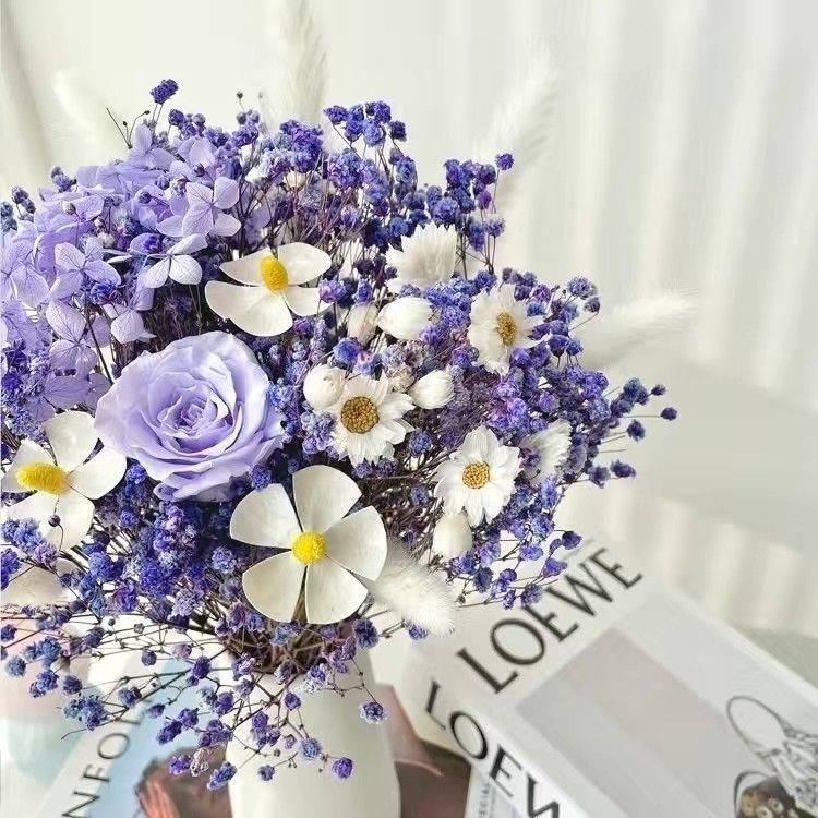 Trockenblumenarrangement in eleganter Vase