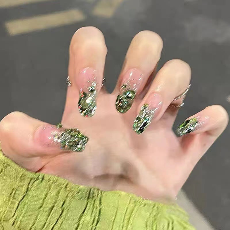 Glitzernde Kunstnägel im modernen Design Karnz