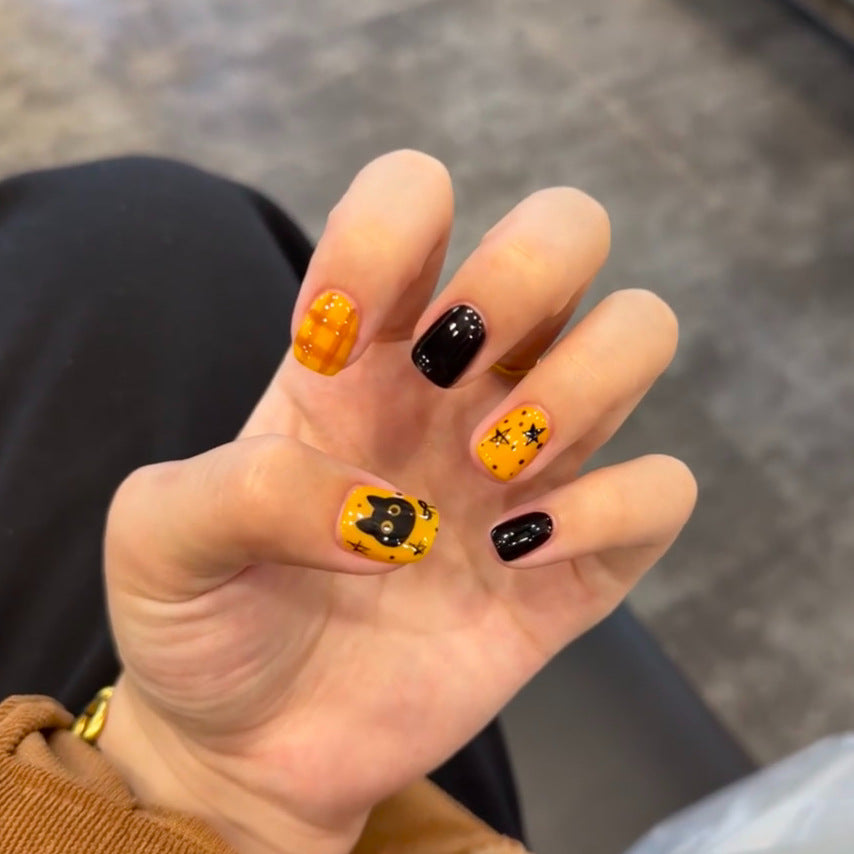 Kreative Nagelkunst mit Halloween-Motiv Karnz
