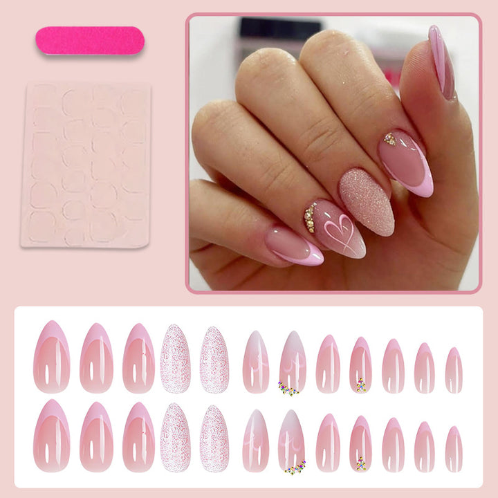 Kunstnagelset mit zartem Glitzer und Herzmotiven Karnz