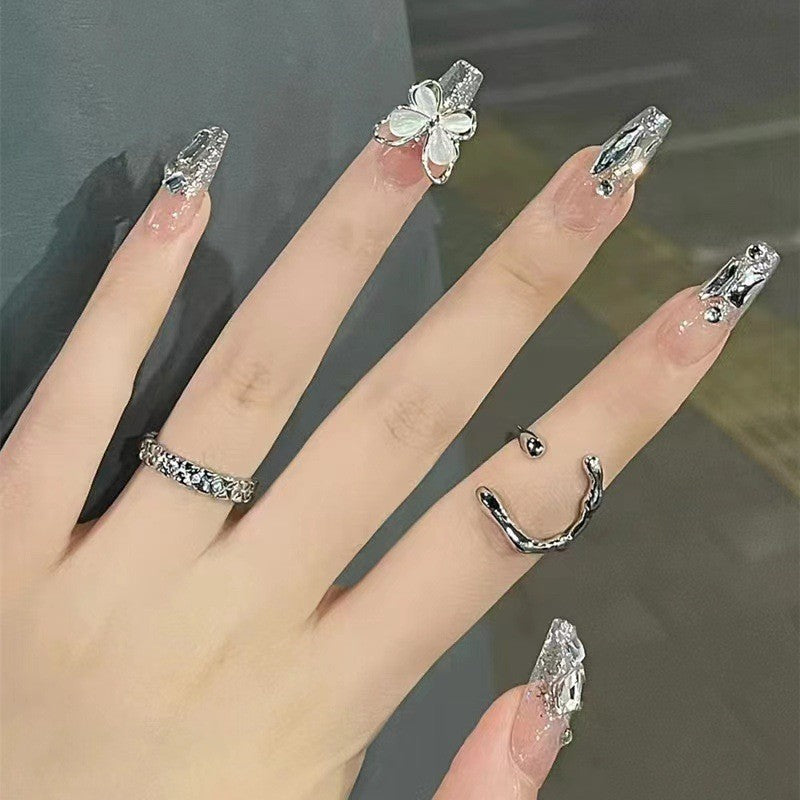 Kunstfingernägel mit Glamourösen Akzenten Karnz
