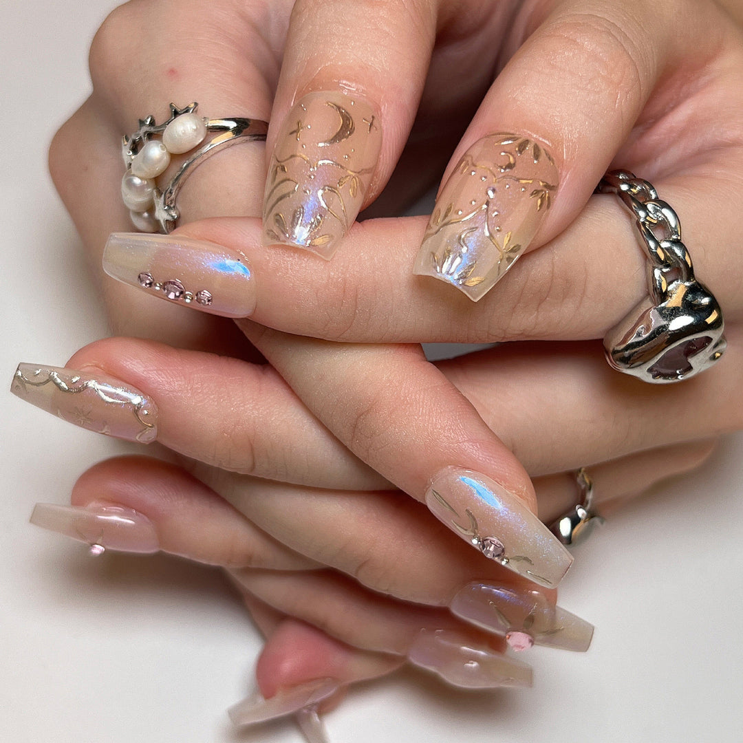 Künstliche Nagelkunst mit eleganten Strass- und Glitzereffekten Karnz