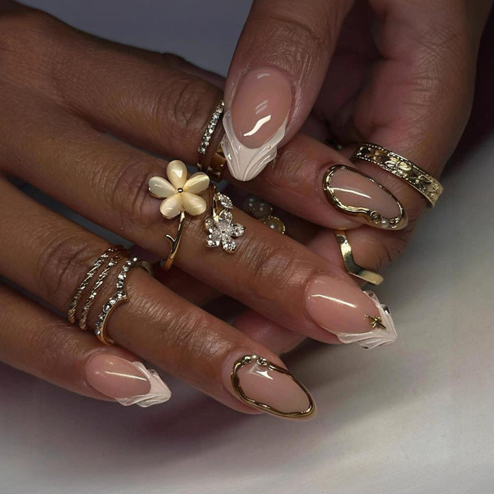 Kunstnagelset mit eleganten Blumendesigns und glamourösen Akzenten Karnz