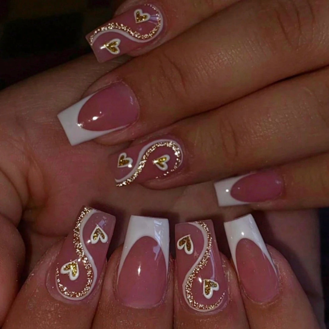 Kunstnagelset mit eleganten Herzverzierungen und Glitzerakzenten Karnz