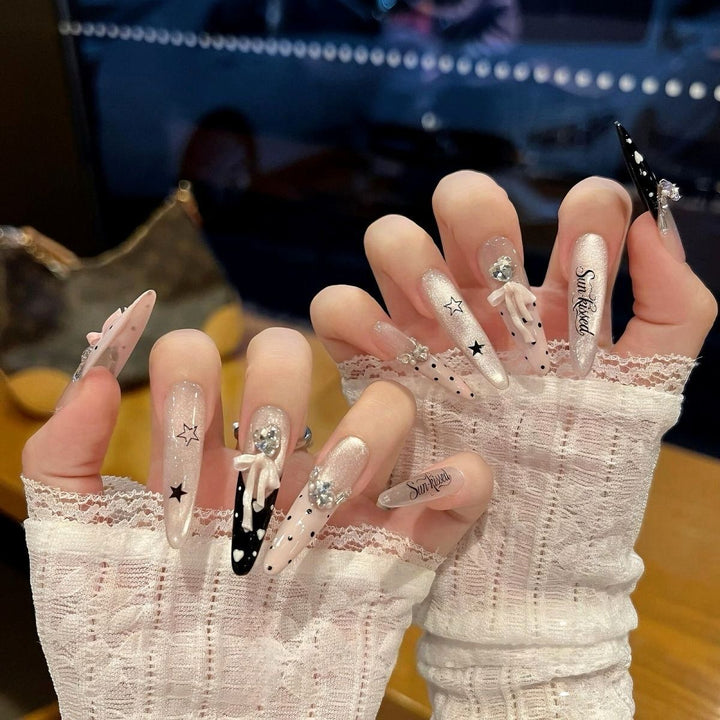 Künstlerische Stiletto Press-On Nagelkunst mit schimmernden Akzenten Karnz