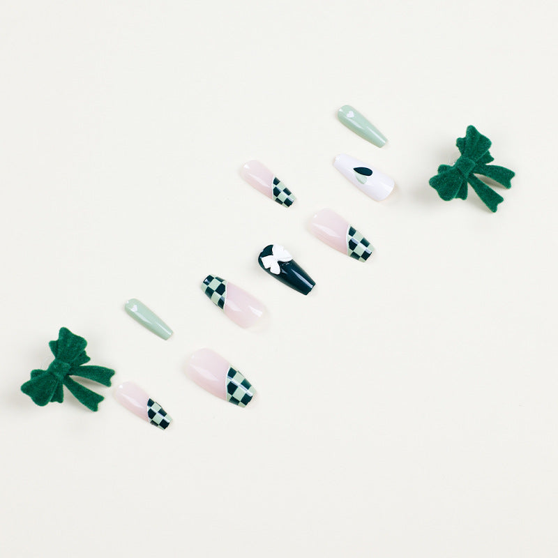 Künstliche Nagelverlängerungen mit kreativem Design und Glitzerakzenten Karnz