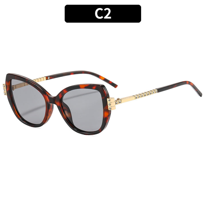 Elegante Katzenaugen-Sonnenbrille mit dekorativen goldenen Akzenten