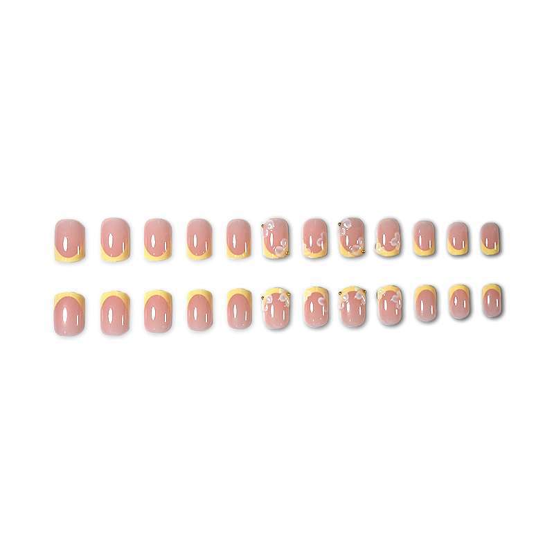 Dekoratives Press-On Nagelkunstset mit floralen Akzenten Karnz