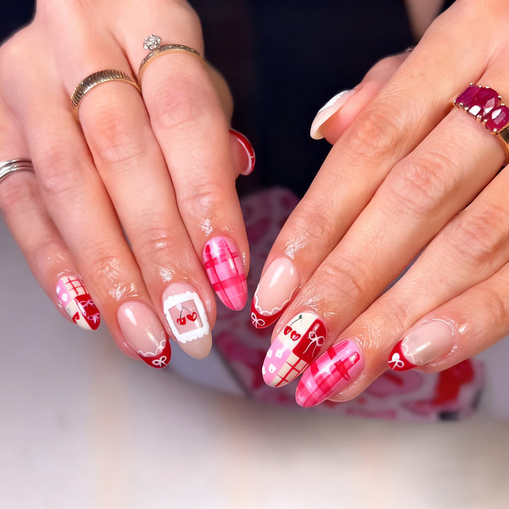 Künstlerisches Urlaubs-themed Press-On Nageldesign Karnz