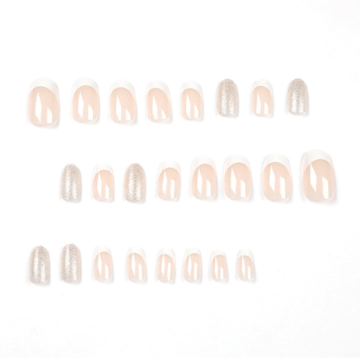 Kunstvolle Nagelverlängerungen mit elegantem French-Tip Karnz