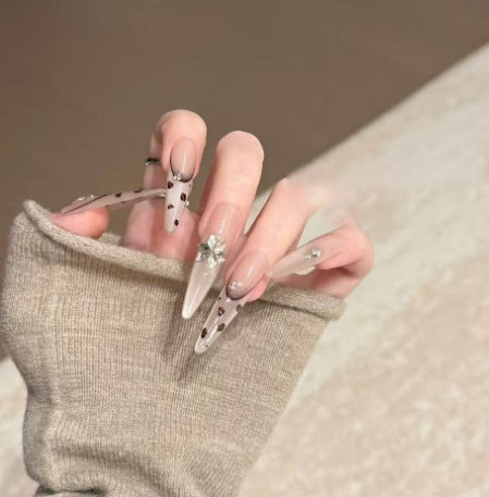 Künstlerisches Herzmuster Nagelkunstverlängerungen Karnz