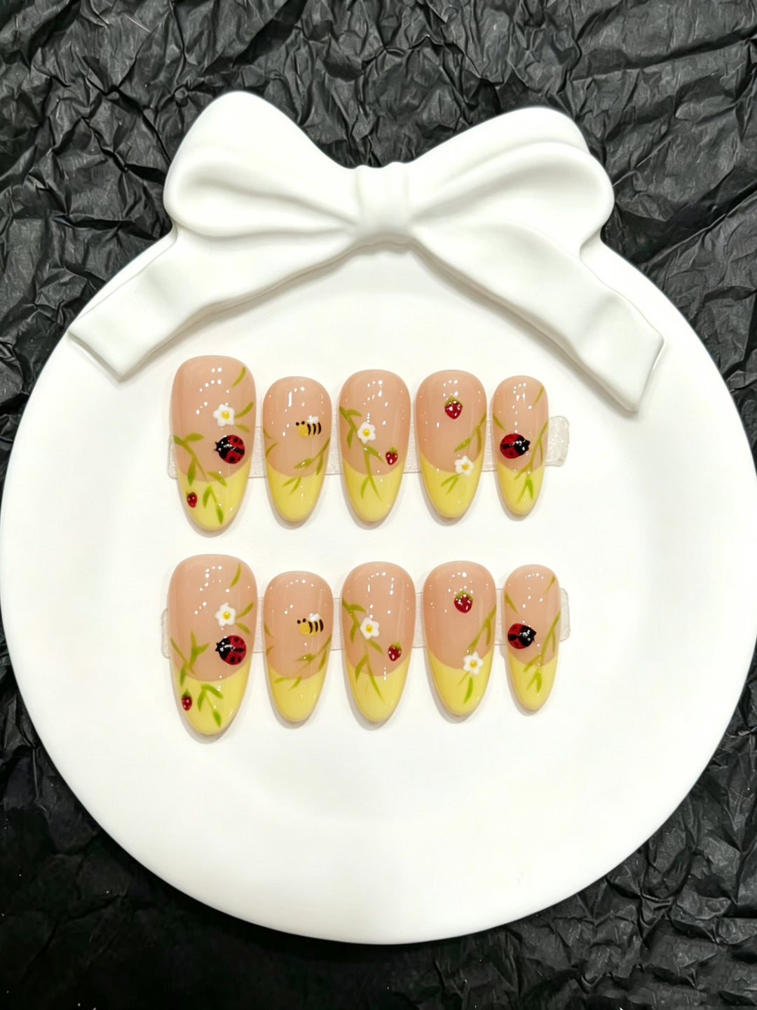 Künstlerisches Press-On-Nagelset mit floralen und Insektendesigns